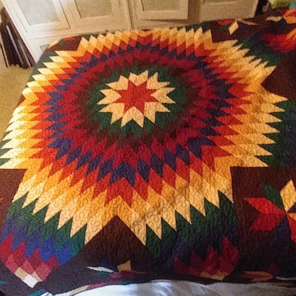Quilted bedspread and 2 pillow shams